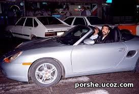 Удей Хусейн за рулем Porsche 911 Cabriolet
